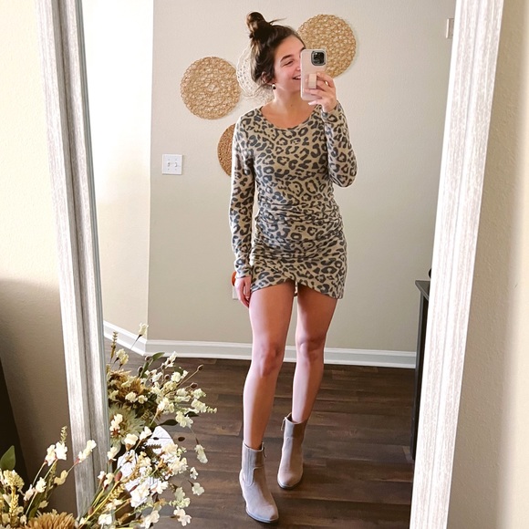 NWT soft mocha & black cheetah spot print mini long sleeve ruched sweater dress - Picture 9 of 10